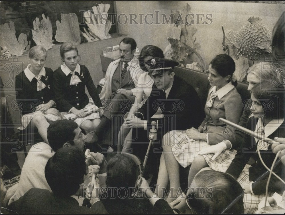 1969 Press Photo Press Conference with Flight Crew of a Rerouted Boeing - Historic Images