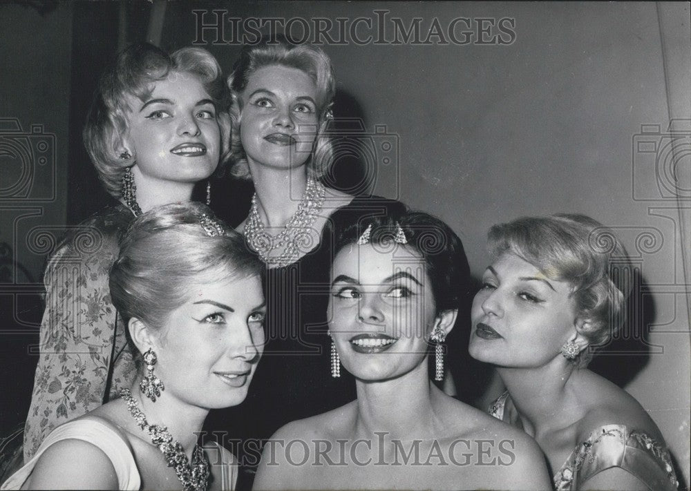 1958, "Voltige" and "Boule" Coiffures by Jean clement - Historic Images