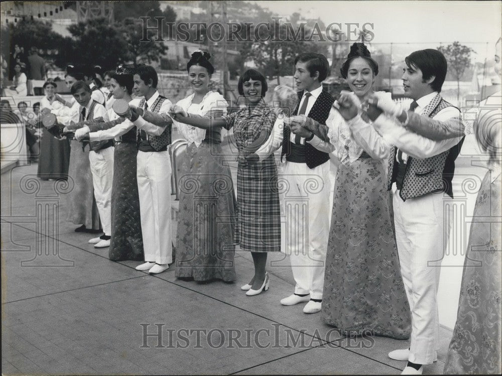 1970 Press Photo Mireille Mathieu &amp; Arles Dancers by Monte-Carlo Sea-Club Pool-Historic Images