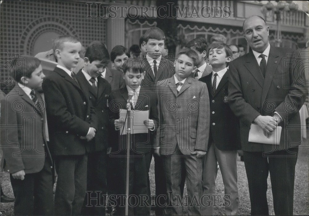 1967 Press Photo Bernard Roche Announces Results With Other Panel Members-Historic Images