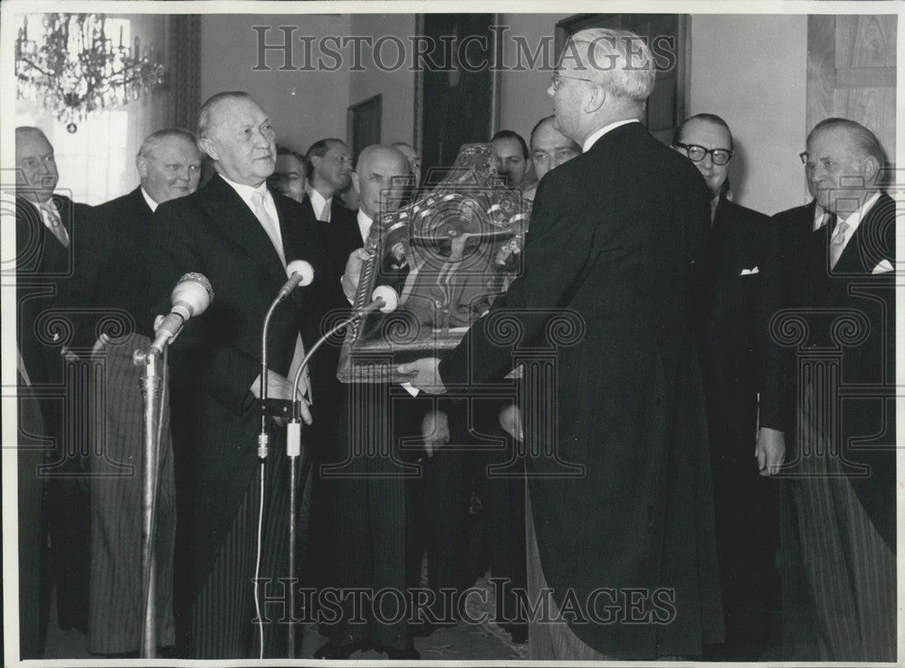 1956 Press Photo Vice Chancellor Blaecher presents gift to Dr. Adenauer - Historic Images