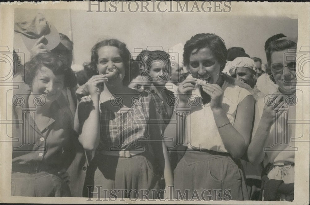 Press Photo Young Women in Germany - Historic Images