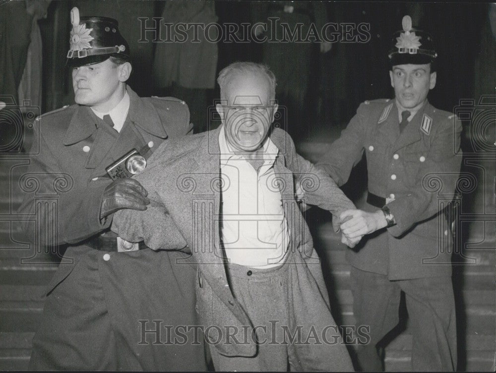 1953 Press Photo Schoeneberg Town-Hall-Madman Arrested-Historic Images