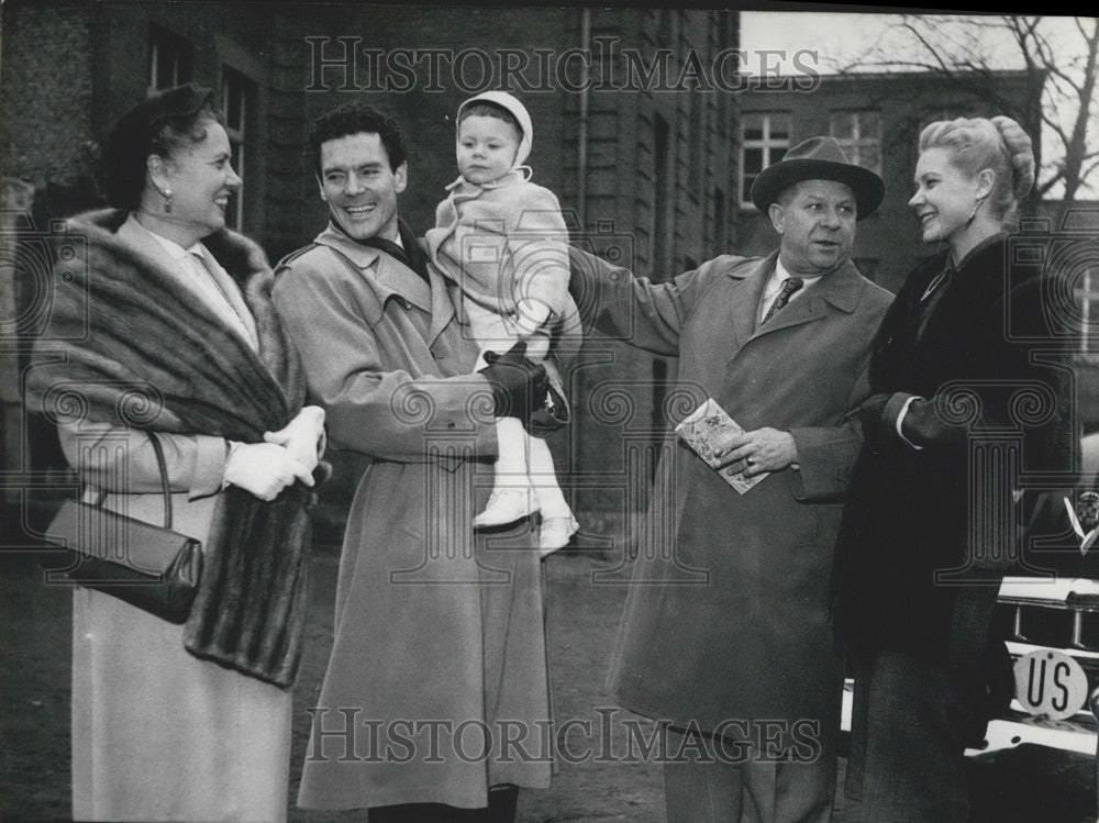 1956 Press Photo Dorothy Goos Murray Galbraith and Family in Germany. - Historic Images
