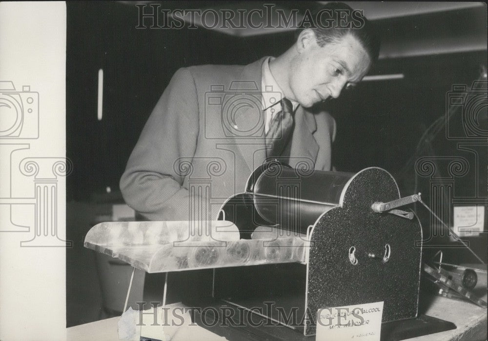 1954 Press Photo Craftsman &amp; Copier Made of Wall Piping &amp; Air Chambers - Historic Images