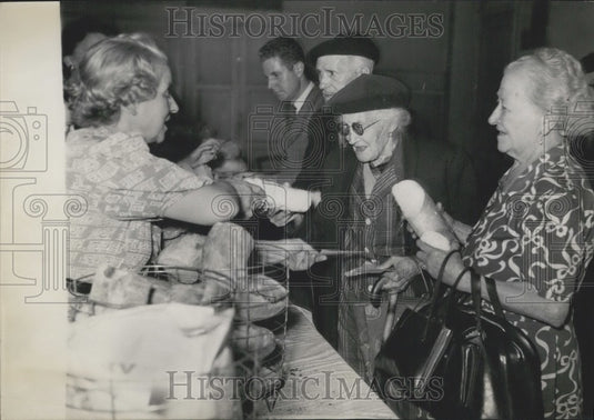 1956 Press Photo Woman Gives Away Free Bread to Poor & Elderly, Paris City Halls - Historic Images