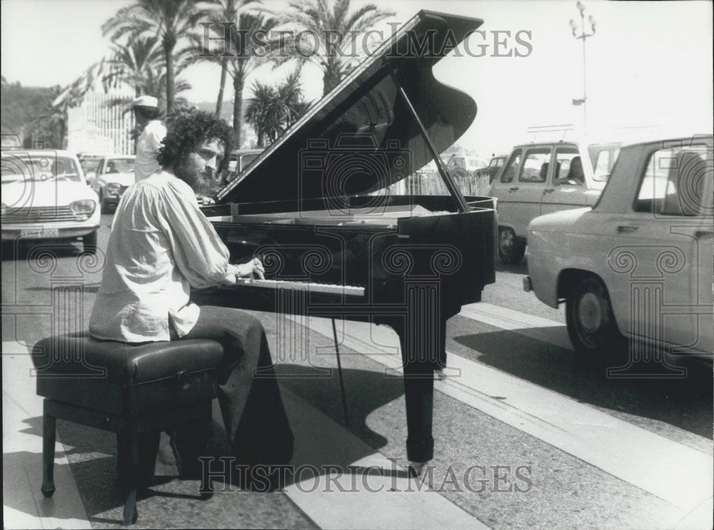 1974 Press Photo Composer * Pianist Saint-Preux Plays Promenade des Anglais Nice-Historic Images