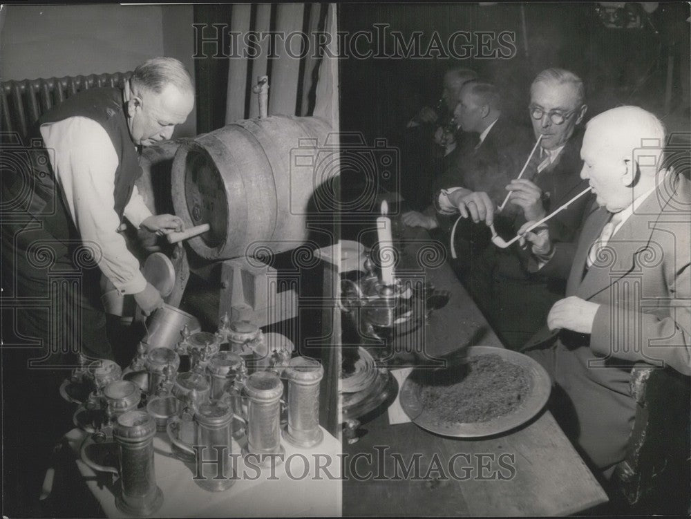 1954 Press Photo Laebeck - Pipe Smoking - Historic Images