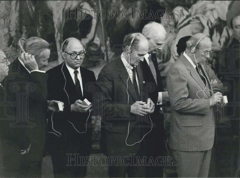 1983, Georges Shultz US State Secretary &amp; OECD Members Elysee Palace - Historic Images