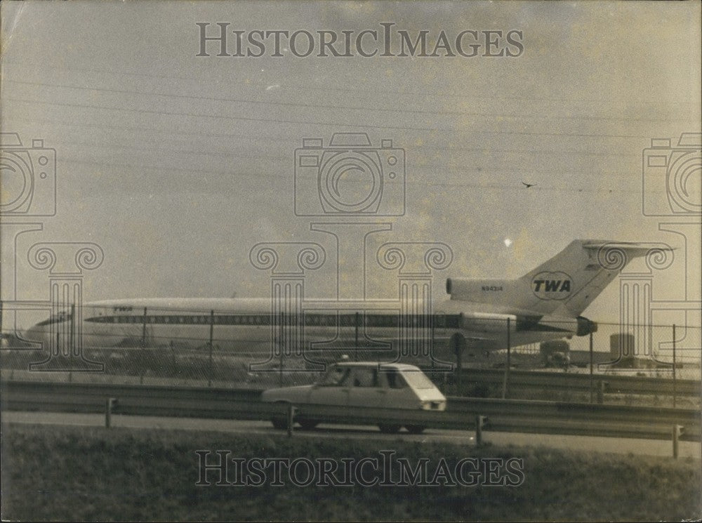 Press Photo Roissy Road, Runway where Hijacked Boeing 727 Landed - Historic Images