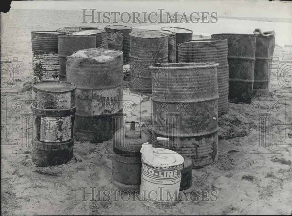 1983 Press Photo Toxic Barrels Capbreton Beach After Violent Storm &amp; Floods - Historic Images