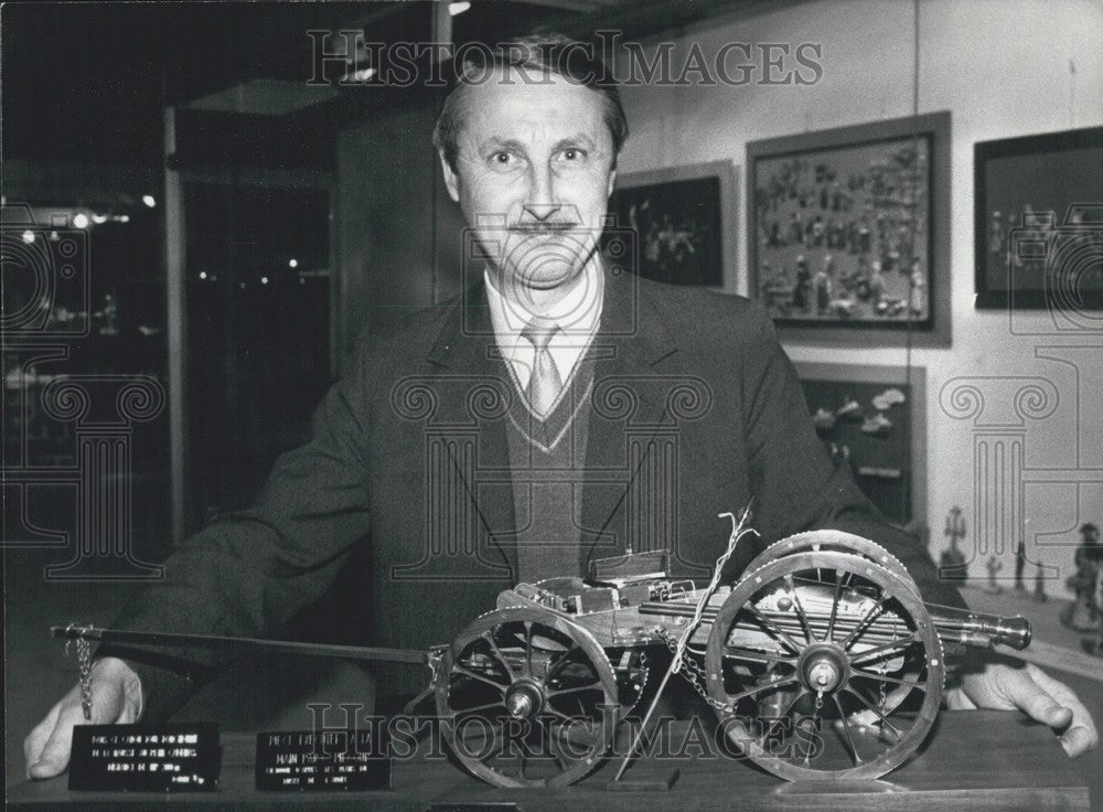 1980 Press Photo Clock-worker Claude Piecoup Presents Grivaudal Canon Model - Historic Images