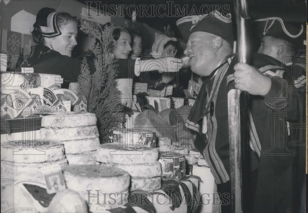 1955 Press Photo Man Finds Cheese &amp; Beaujolais Wine Pair Well - Historic Images