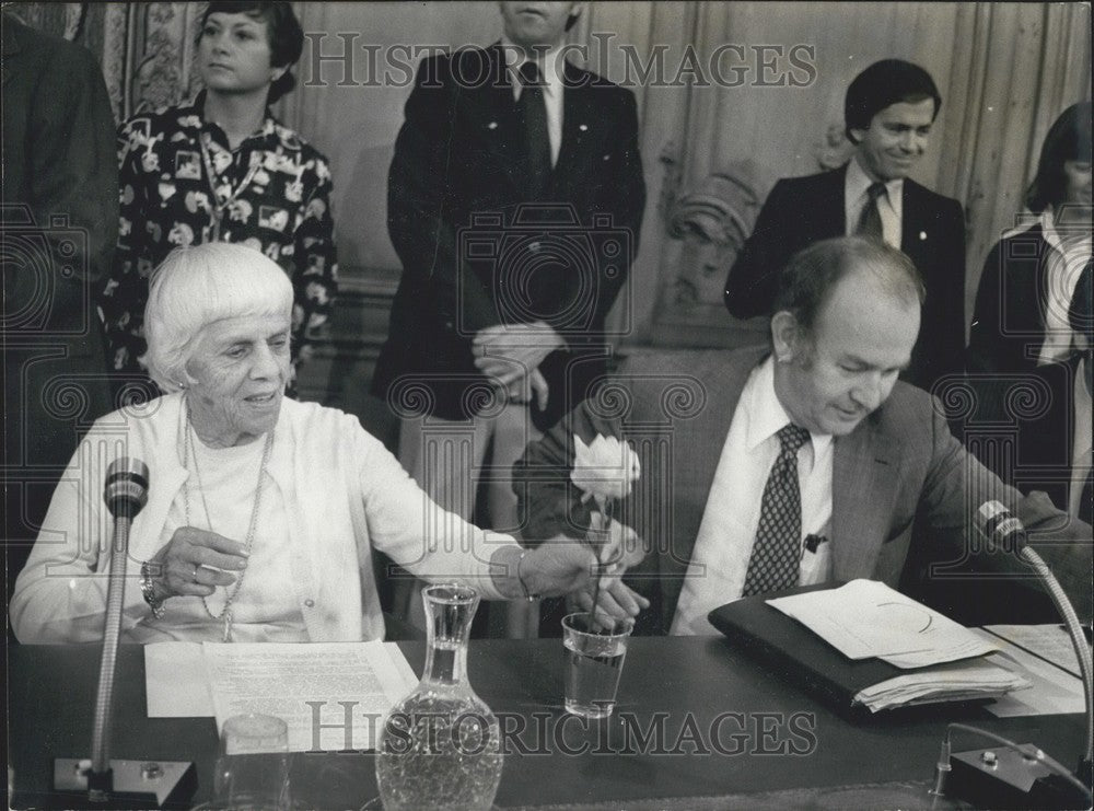 1978 Press Photo Jimmy Carter's Mother Admires Rose Offered Press Conference-Historic Images