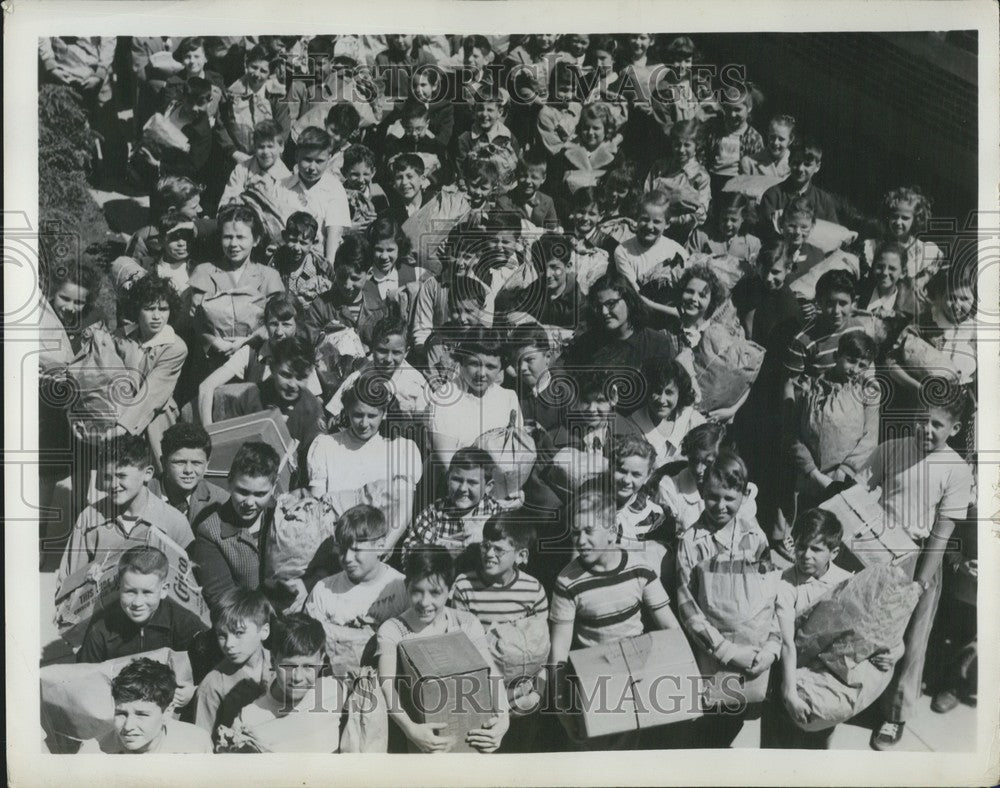 Press Photo &quot;Save The Children&quot; Clothes Donations. - Historic Images