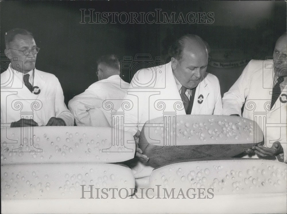 1953 Press Photo Cheese Quality Check in Munich. - Historic Images