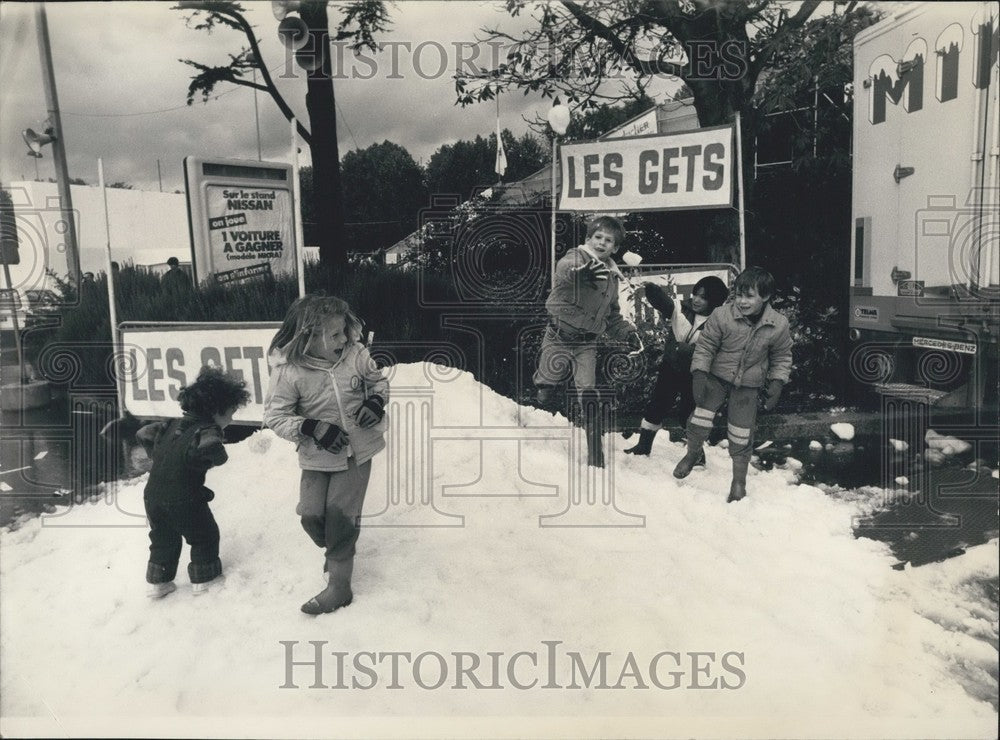 1984, Children Having a Snowball Fight in Paris - Historic Images