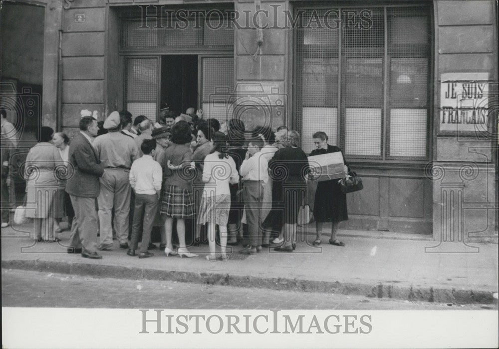 1962 Press Photo Crowd at the Police Station in Oran - Historic Images