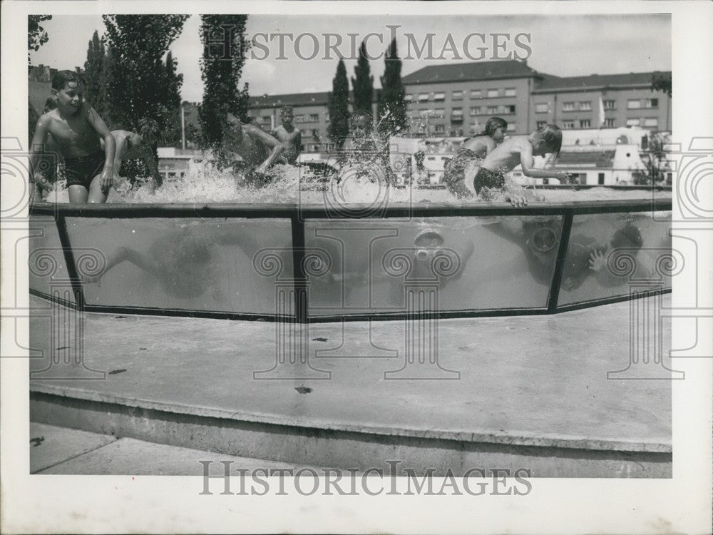 1952 Press Photo Children in Plexiglass Pool - Munich.-Historic Images