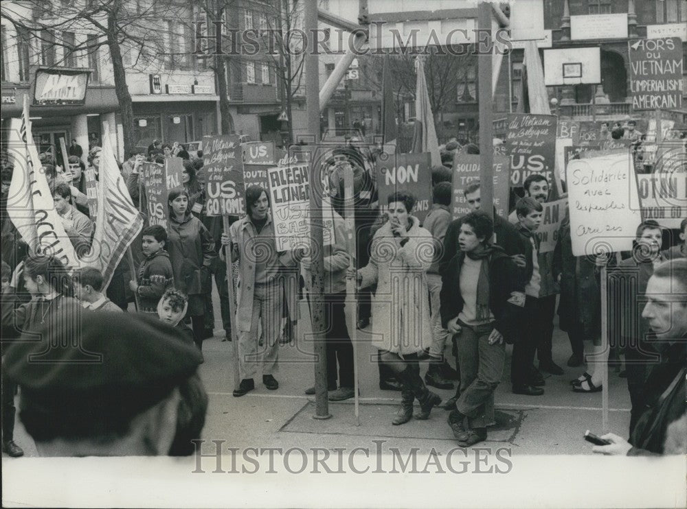 1969 Press Photo Anti-American Demonstrators Protest President Nixon's Arrival-Historic Images