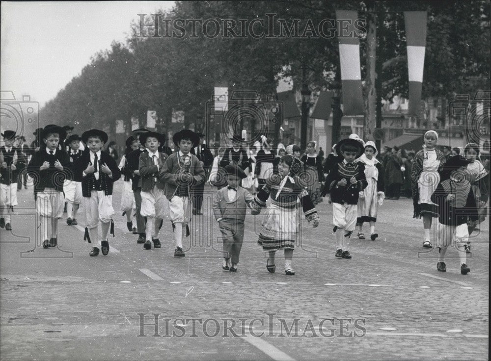 1968 Press Photo Children March Down Champs Elysees, 1918 Armistice Anniversary - Historic Images