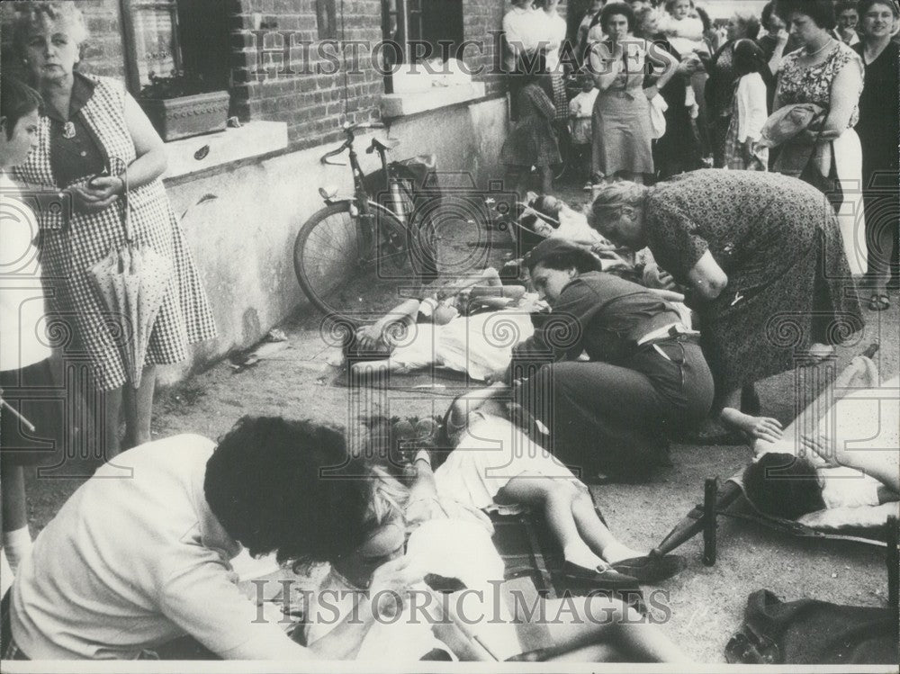 1964 Ham Children Faint From Heat Waiting General de Gaulle Pass By - Historic Images