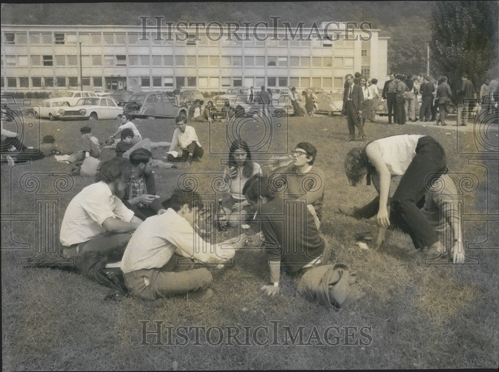 1968 Press Photo Rebellious Students Picnic Orsay Sciences School Lawn - Historic Images