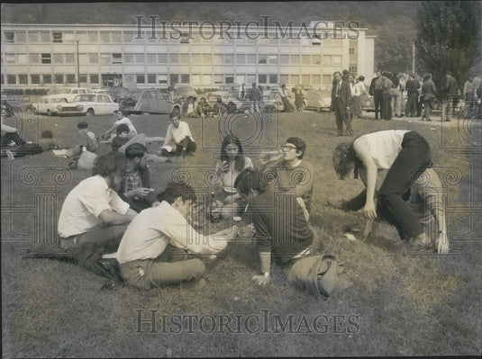 1968 Press Photo Rebellious Students Picnic Orsay Sciences School Lawn - Historic Images