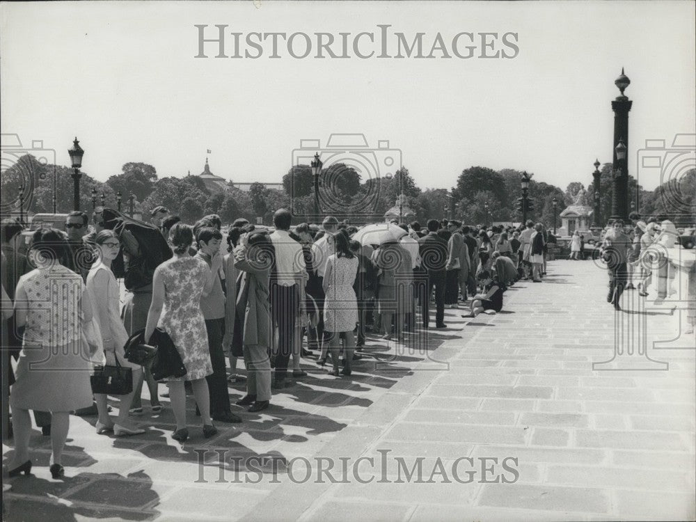 1967 Press Photo Tourist Line at the Place de la Concorde-Historic Images