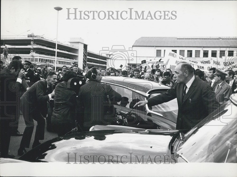 1968 North Vietnam Delegate Xuan Thuy Arrives at Conference in Paris - Historic Images