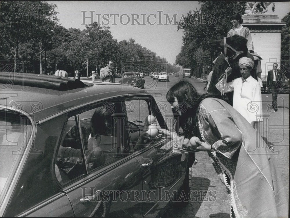 1969 Press Photo Smiles and Oranges Being Given to Motorists on Champs-Elysee-Historic Images