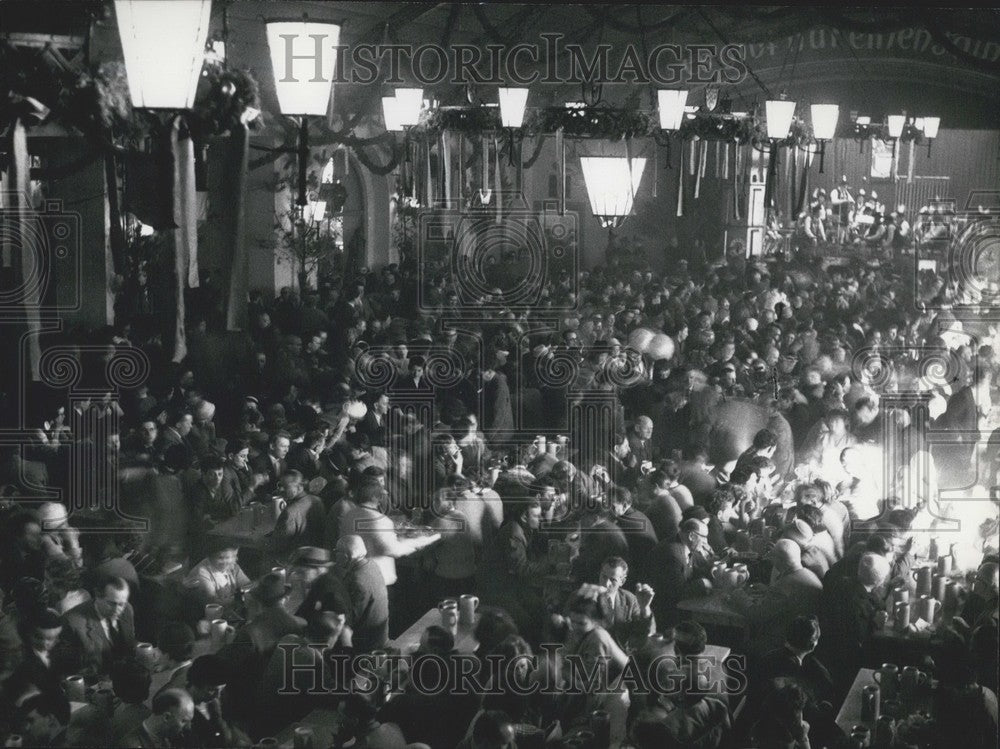 Press Photo Hall of People - Germany - Historic Images