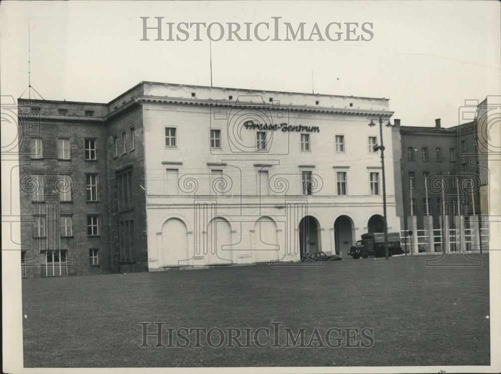 Press Photo Press Center in East Berlin. - Historic Images