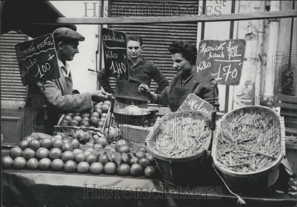 1957 Press Photo Merchant&#39;s Vegetable Stand With Prices Market-Historic Images