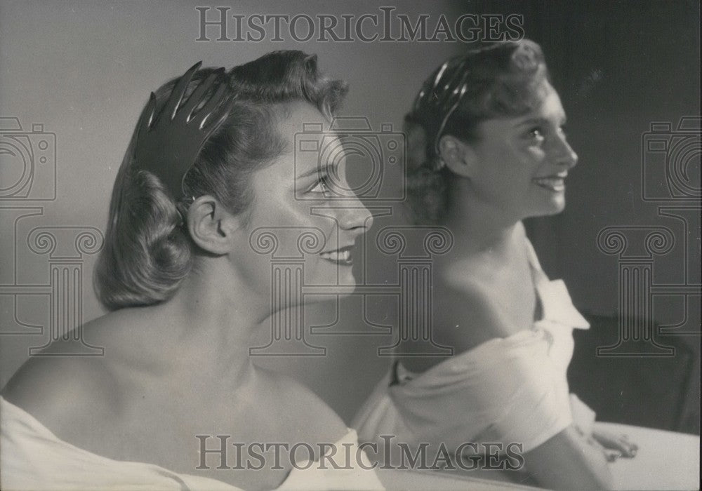 1954, Helena Rubinstein Coiffure &quot;Michel&quot; Adorned with a Hand Comb - Historic Images