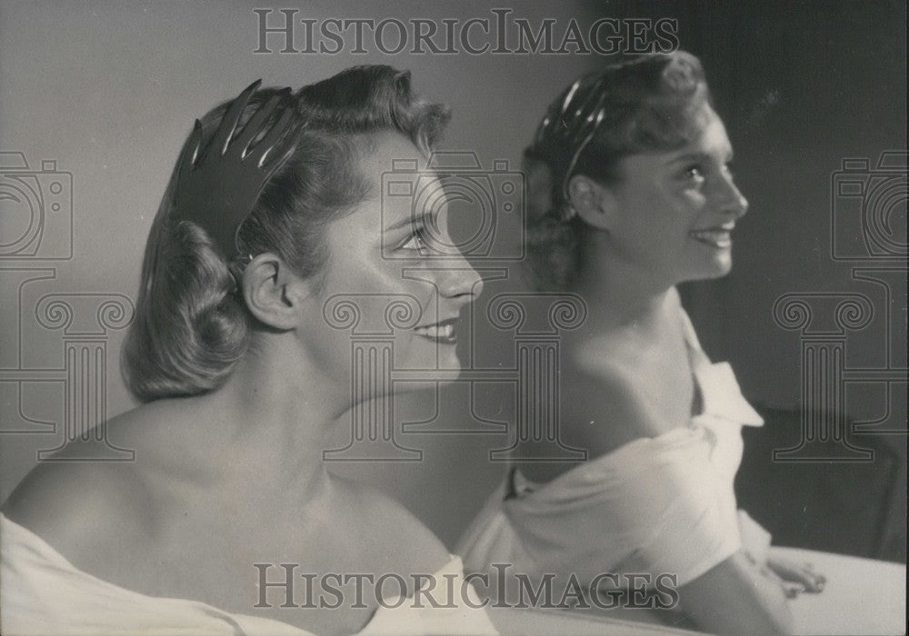 1954, Helena Rubinstein Coiffure "Michel" Adorned with a Hand Comb - Historic Images
