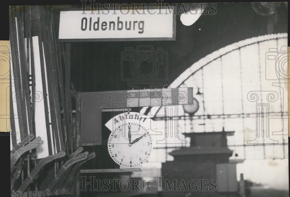 1952, Departure Clock at Bremer Station. - Historic Images