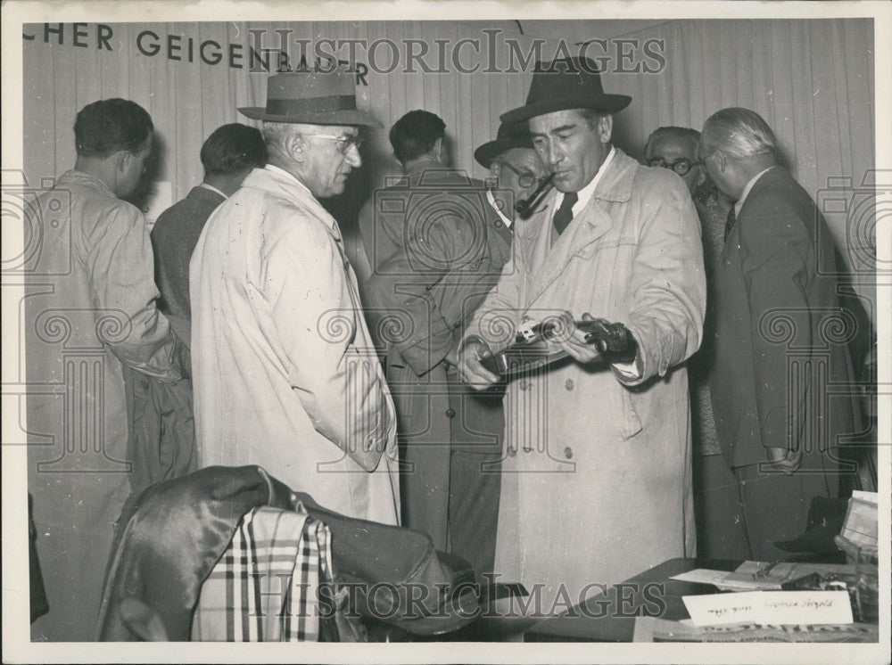Press Photo Professionals at German Music Fair examine pieces. Duesseldorf.-Historic Images