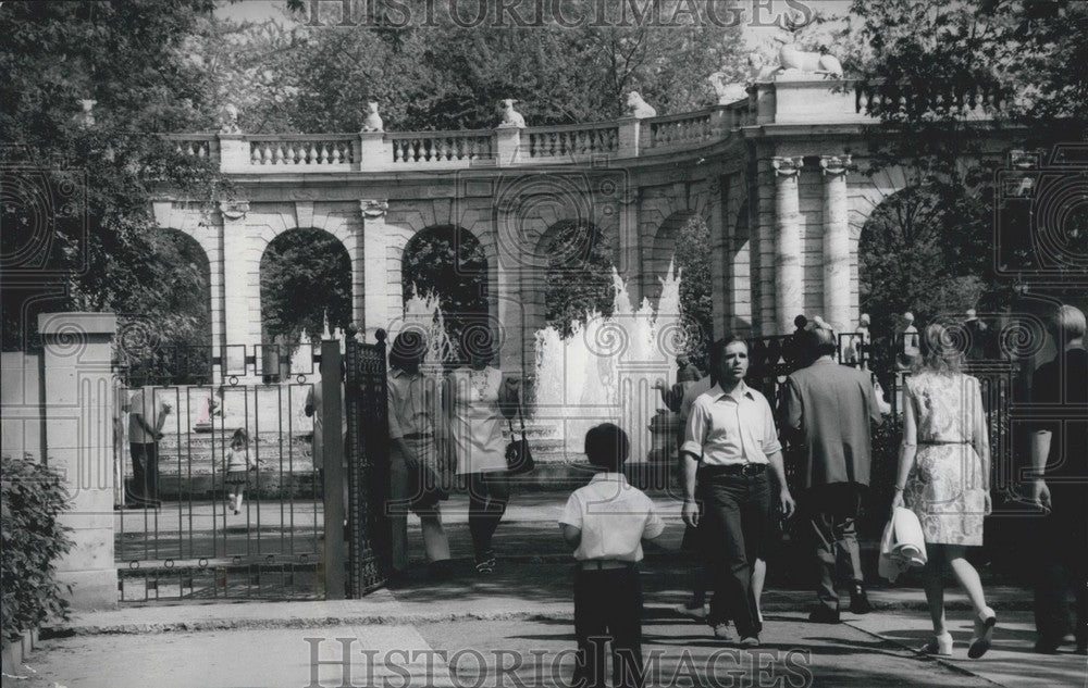 1974, Maerchen Fountain in Berlin's Friedrichshain. - Historic Images