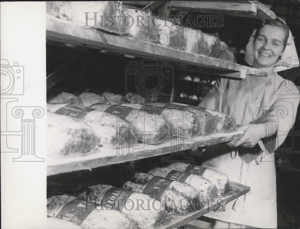 1963 Press Photo Christmas Cakes from VEB Activist in Berlin. Baking. - Historic Images