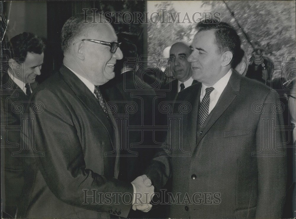 1970 Press Photo Maurice Schumann Welcomes Andrei Gromyko Quai d&#39;Orsay Paris - Historic Images