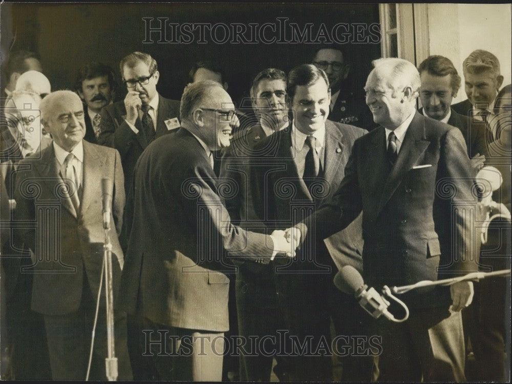 1971 Press Photo Maurice Schumann (France) &amp; William Rogers (USA) Shake Hands - Historic Images