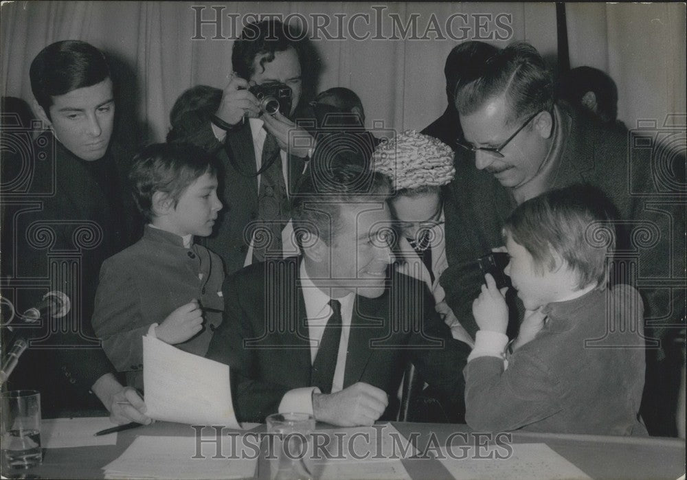 1970, Jean-Jacques Servan-Schreiber with his Two Children - Historic Images