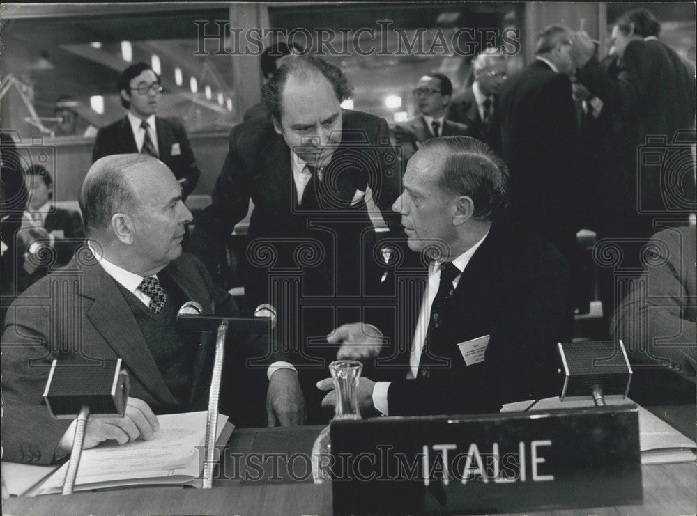 1977, Manzini and Lucian Conti at O.E.C.D. Meeting in Paris - Historic Images