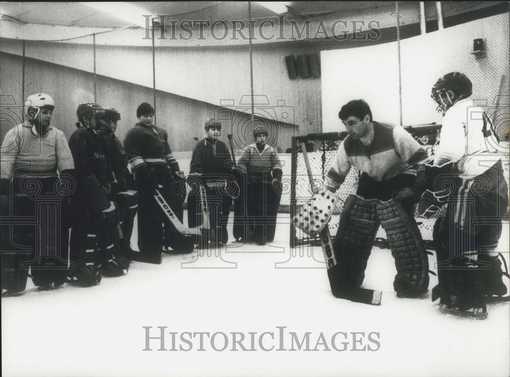 1977 Press Photo Vladimir Yevdokimov Training Students as Hockey Goalies - Historic Images