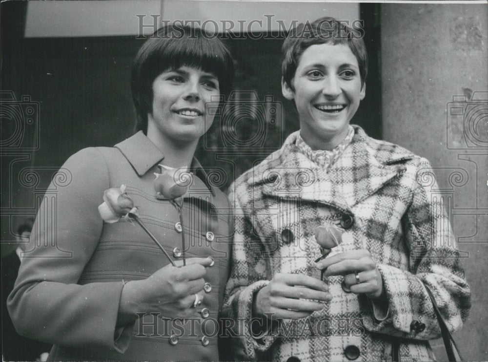 1969, Annie Famose & Nicole Duclos Leave Elysee Palace With Roses - Historic Images