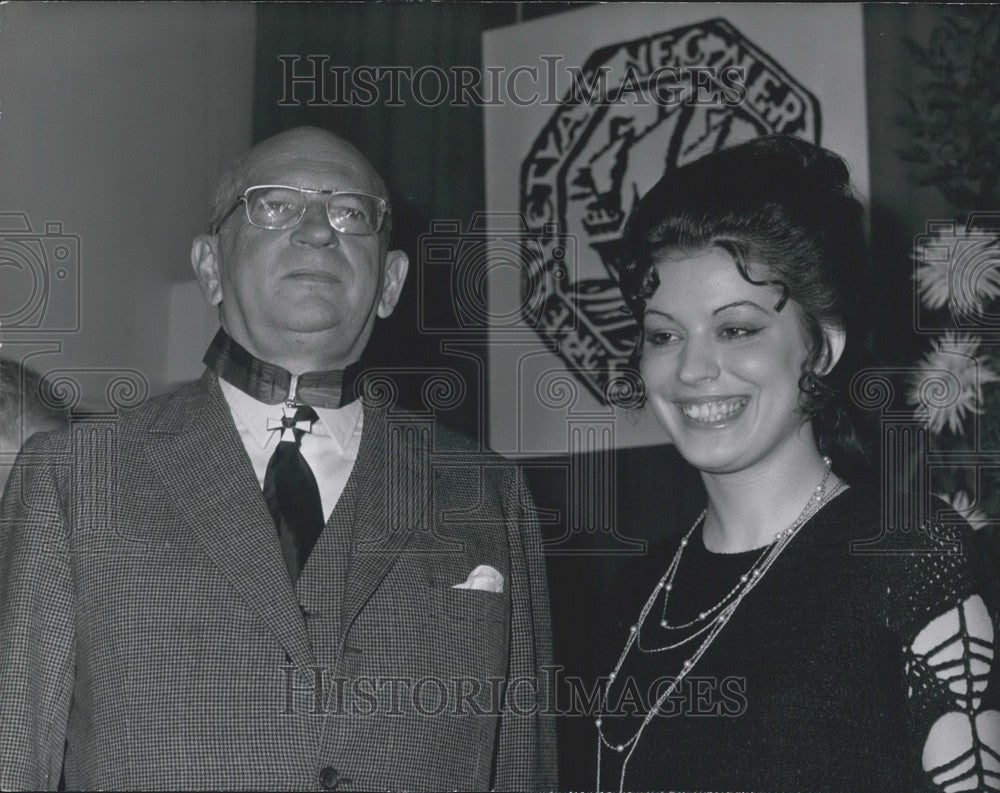 1969 Press Photo Edgar Faure &amp; Francoise Chandernagor Business School Fundraiser-Historic Images