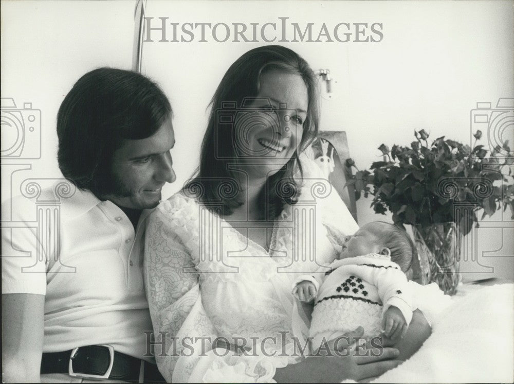 1976 Press Photo Emerson Fittipaldi, Wife, &amp; Daughter Juliana, Lausanne - Historic Images