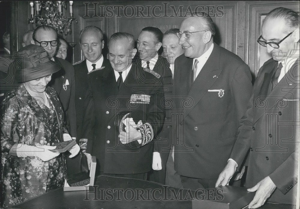 1960 Press Photo Mrs. Frondizi, Mr. Tardieu, Mr. Frondizi Admire Paris Gifts - Historic Images