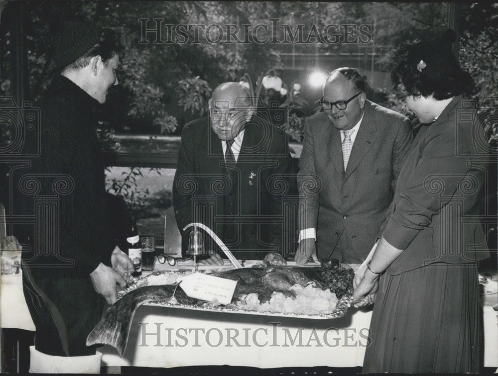 1958, Munich Mayor Thomas Wimmer - Deutschen Hochseefischerei Prize. - Historic Images